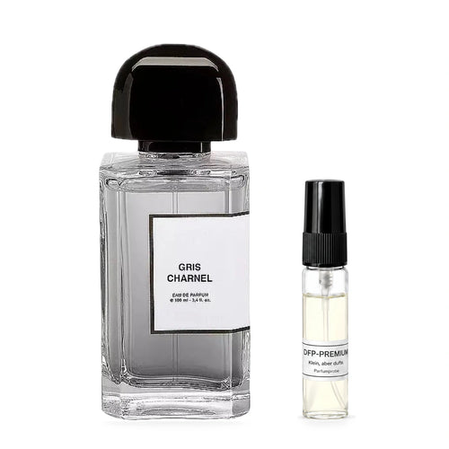 BDK Parfums Gris Charnel: Originalflakon neben einer DFP Parfumprobe im Glaszerstäuber mit schwarzer Kappe auf weissem Hintergrund.