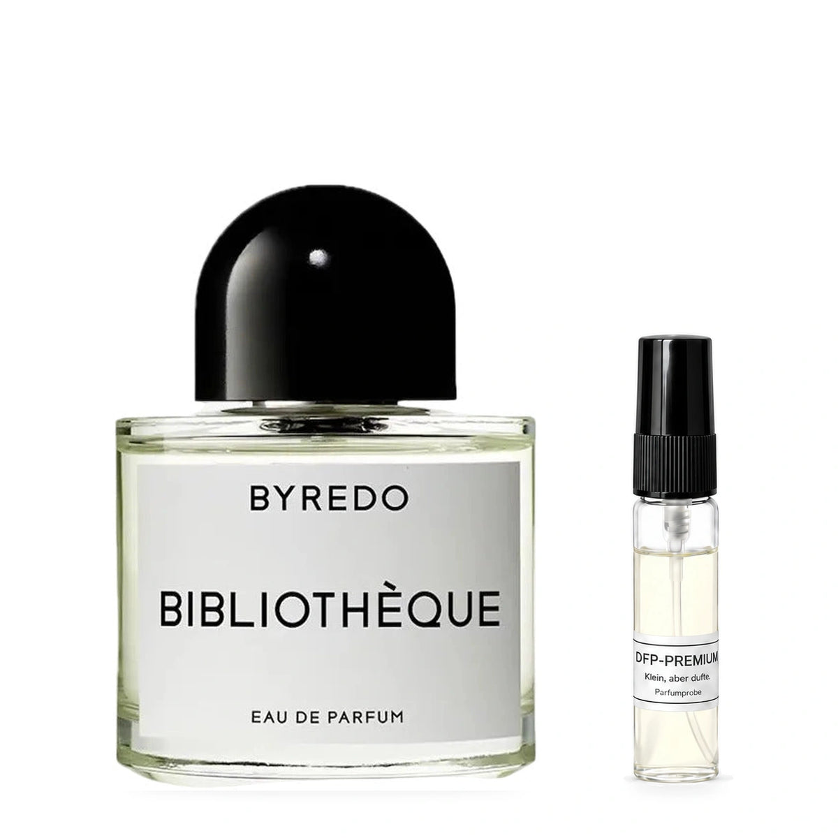 Byredo Bibliothèque: Originalflakon neben einer DFP Parfumprobe im Glaszerstäuber mit schwarzer Kappe auf weissem Hintergrund.