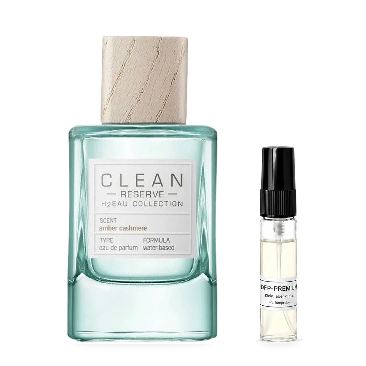 Clean Reserve H2EAU Amber Cashmere: Originalflakon neben einer DFP Parfumprobe im Glaszerstäuber mit schwarzer Kappe auf weissem Hintergrund.