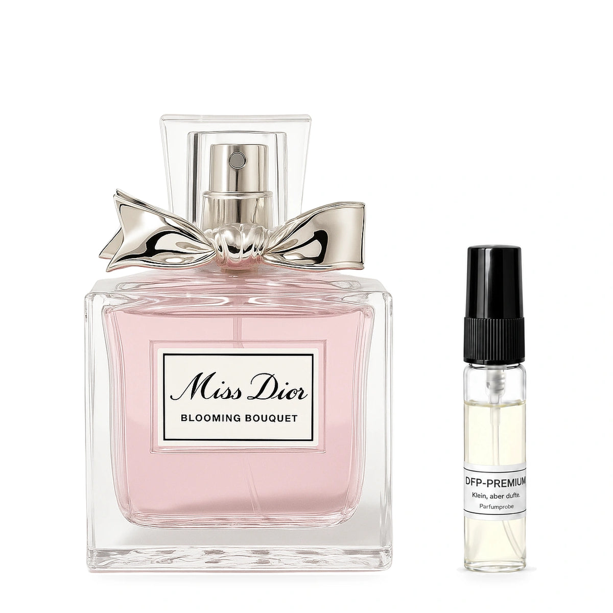 Dior Miss Dior Blooming Bouquet: Originalflakon neben einer DFP Parfumprobe im Glaszerstäuber mit schwarzer Kappe auf weissem Hintergrund.