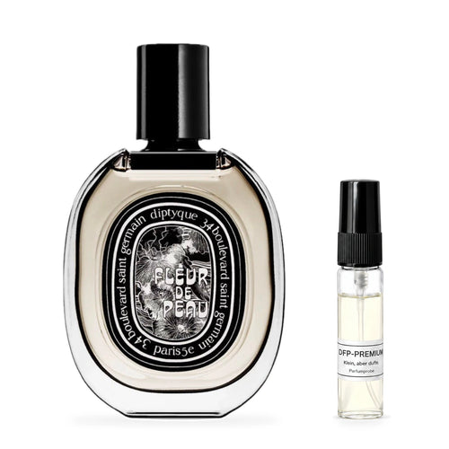 Diptyque Fleur de Peau: Originalflakon neben einer DFP Parfumprobe im Glaszerstäuber mit schwarzer Kappe auf weissem Hintergrund.