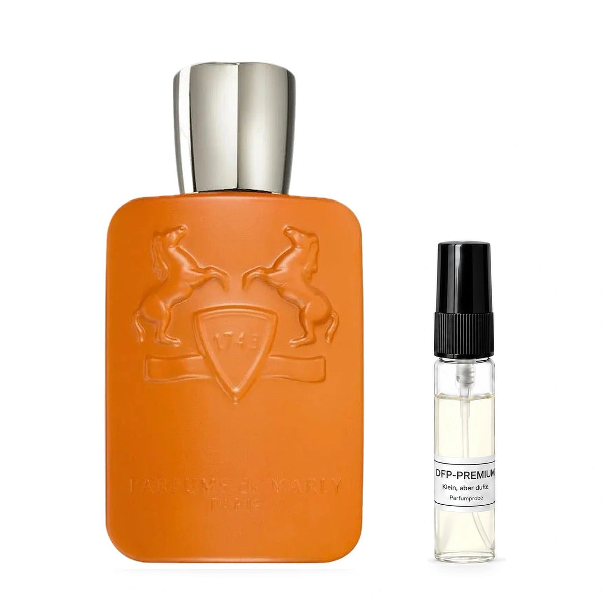 Parfums de Marly Althaïr: Originalflakon neben einer DFP Parfumprobe im Glaszerstäuber mit schwarzer Kappe auf weissem Hintergrund.