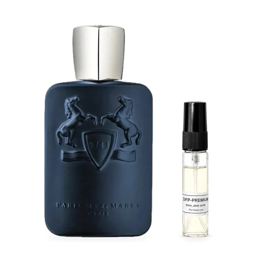 Parfums de Marly Layton: Originalflakon neben einer DFP Parfumprobe im Glaszerstäuber mit schwarzer Kappe auf weissem Hintergrund.