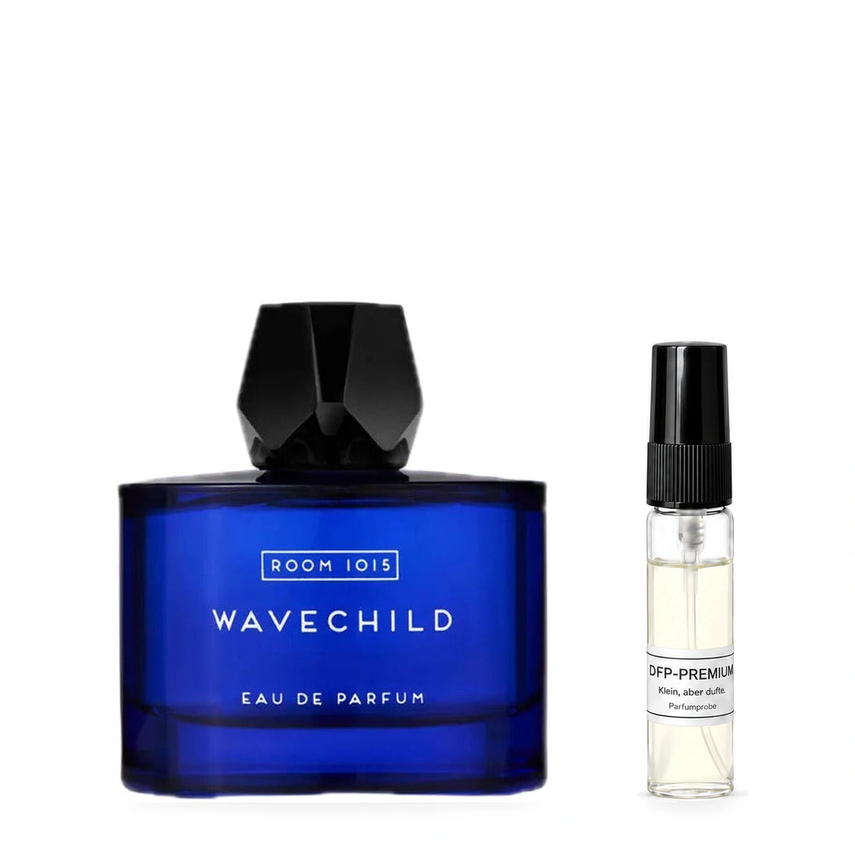 Room 1015 Wavechild: Originalflakon neben einer DFP Parfumprobe im Glaszerstäuber mit schwarzer Kappe auf weissem Hintergrund.