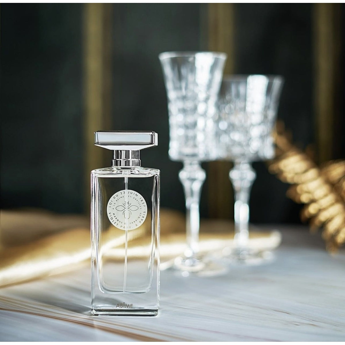 Maison Violet Abîme alla luce del sole accanto a bicchieri di cristallo.