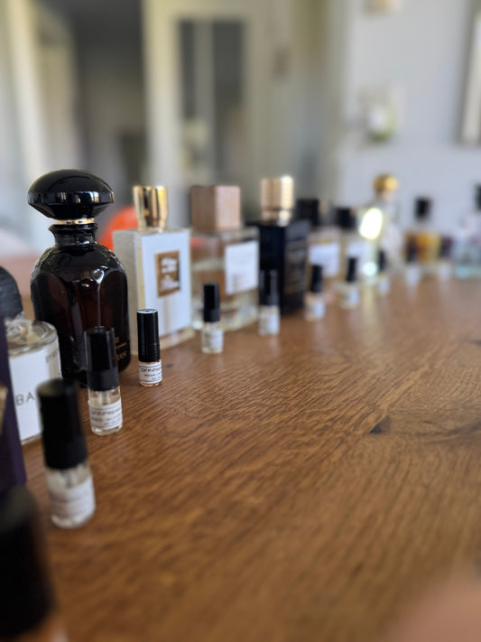 Nischendüfte Abfüllungen auf Holztisch – Premium Parfum Proben von DFP Fragrance