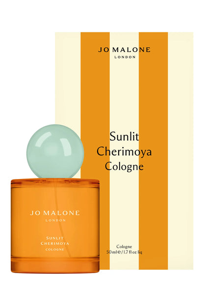 Jo Malone Sunlit Cherimoya Cologne mit türkisfarbener Kugelkappe und orange gestreifter Verpackung.