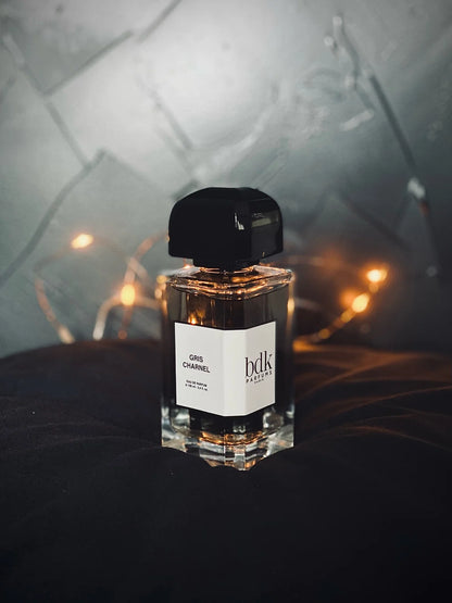 BDK Parfums Gris Charnel Abfüllung – holzig-würziger Unisex-Duft mit Kardamom, Iris und Sandelholz – 2ml Parfum Probe DFP"