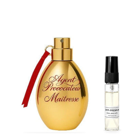 Agent Provocateur Maîtresse: Originalflakon neben einer DFP Parfumprobe im Glaszerstäuber mit schwarzer Kappe auf weissem Hintergrund.