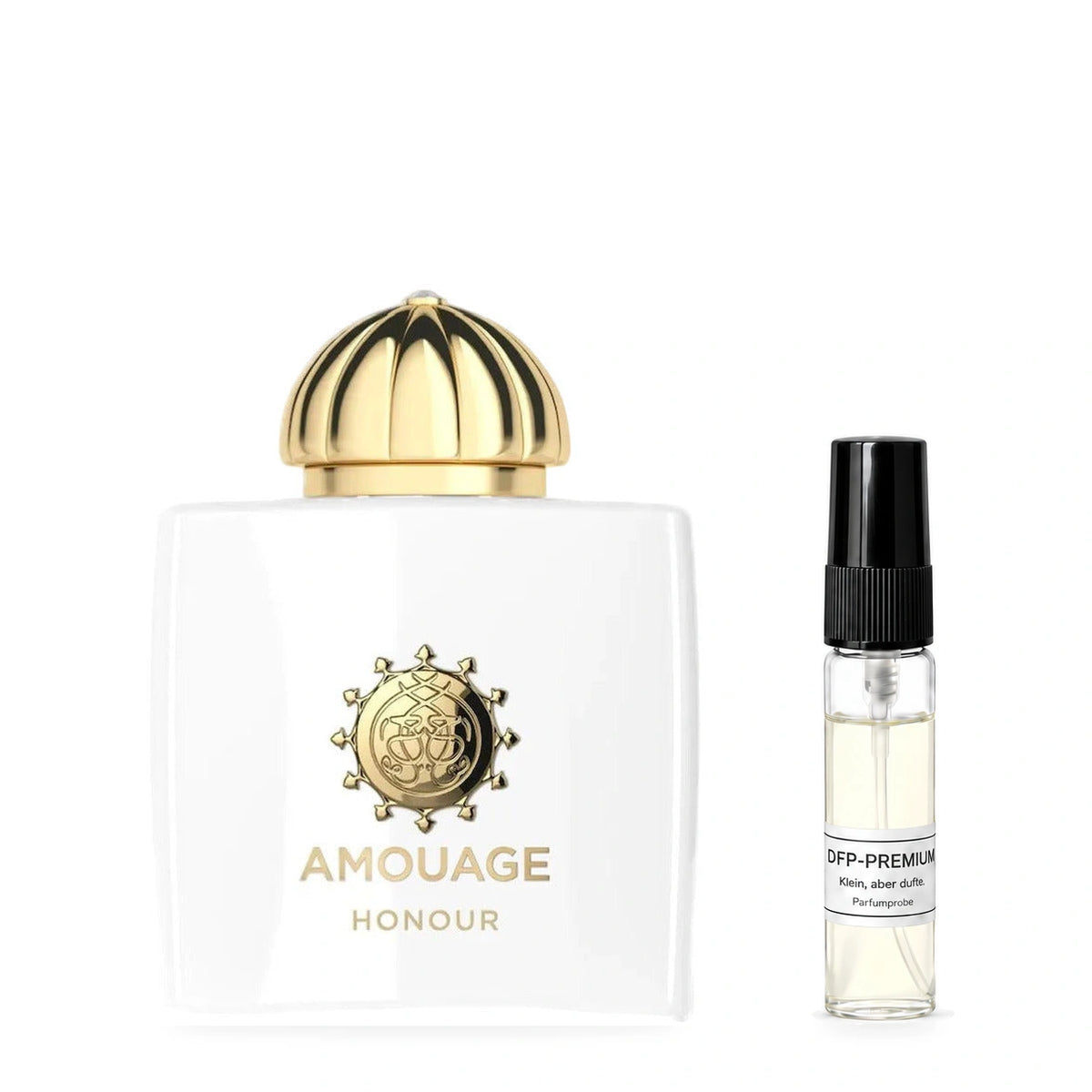 Amouage Honour Woman: Originalflakon neben einer DFP Parfumprobe im Glaszerstäuber mit schwarzer Kappe auf weissem Hintergrund.