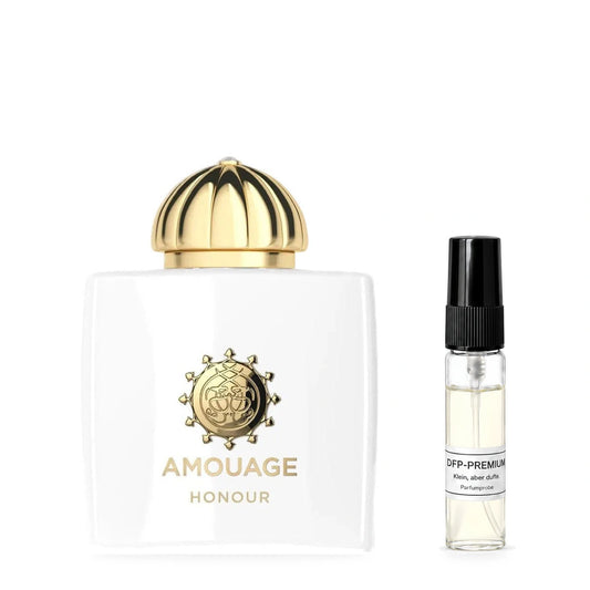 Amouage Honour Woman: Originalflakon neben einer DFP Parfumprobe im Glaszerstäuber mit schwarzer Kappe auf weissem Hintergrund.