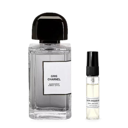 BDK Parfums Gris Charnel: Originalflakon neben einer DFP Parfumprobe im Glaszerstäuber mit schwarzer Kappe auf weissem Hintergrund.
