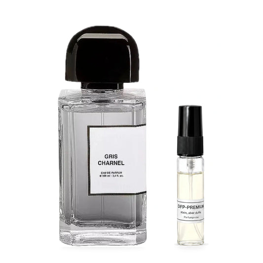 BDK Parfums Gris Charnel: Originalflakon neben einer DFP Parfumprobe im Glaszerstäuber mit schwarzer Kappe auf weissem Hintergrund.