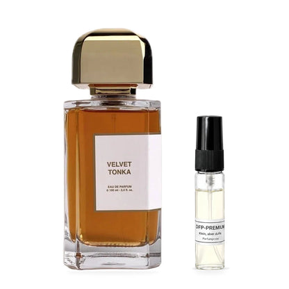 BDK Parfums Velvet Tonka: Originalflakon neben einer DFP Parfumprobe im Glaszerstäuber mit schwarzer Kappe auf weissem Hintergrund.