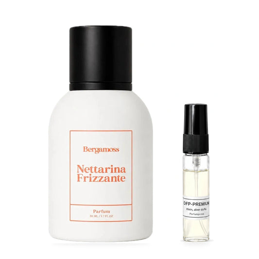Bergamoss Nettarina Frizzante: Originalflakon neben einer DFP Parfumprobe im Glaszerstäuber mit schwarzer Kappe auf weissem Hintergrund.