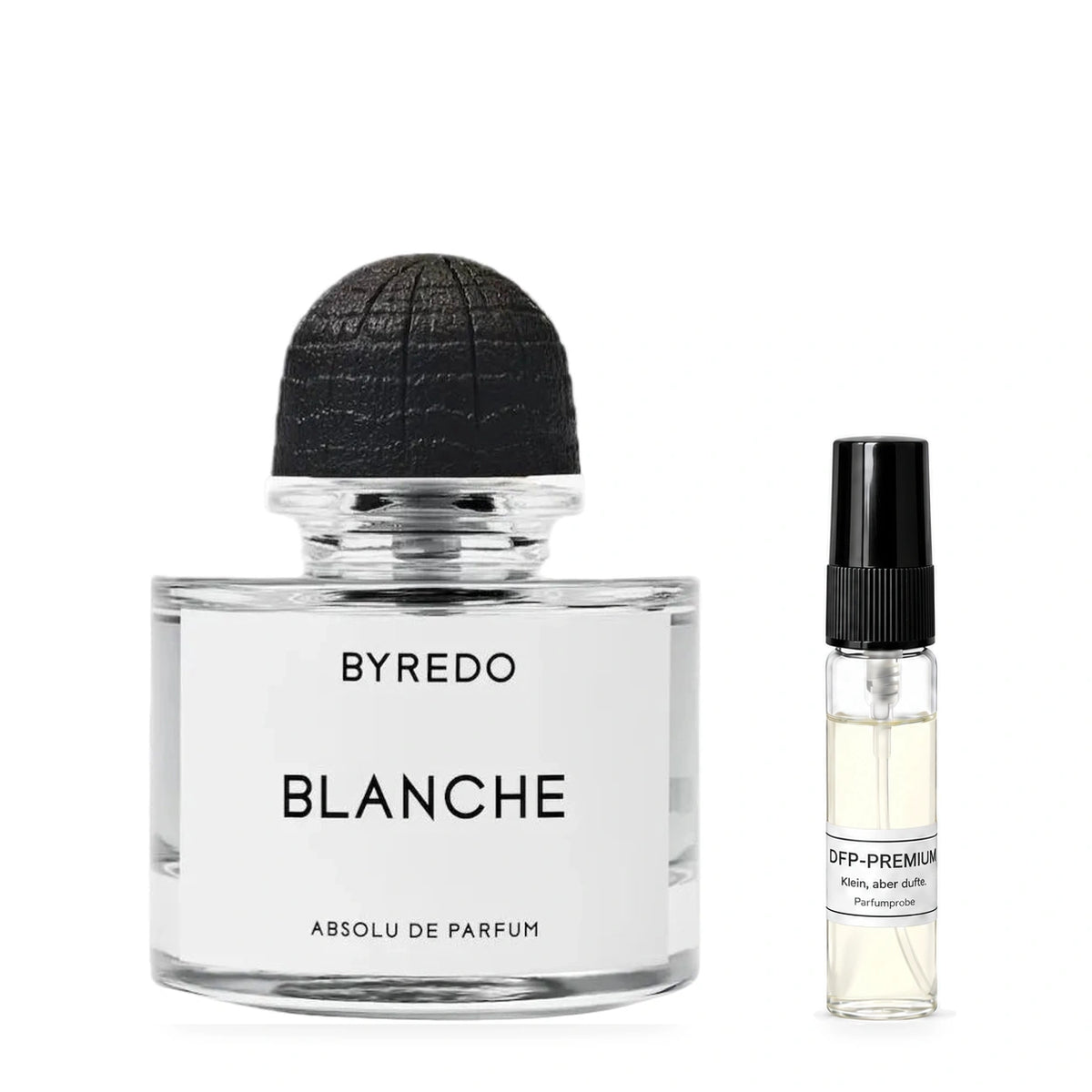 Byredo Blanche Absolu de Parfum: Originalflakon neben einer DFP Parfumprobe im Glaszerstäuber mit schwarzer Kappe auf weissem Hintergrund.