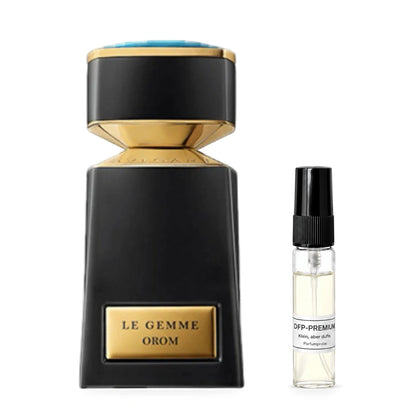 Bvlgari Le Gemme Orom: Originalflakon neben einer DFP Parfumprobe im Glaszerstäuber mit schwarzer Kappe auf weissem Hintergrund.