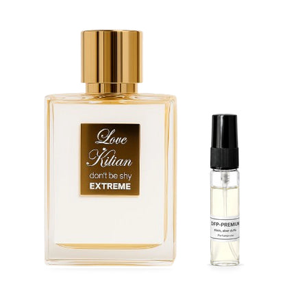 Kilian Love, Don’t Be Shy Extreme: Originalflakon neben einer DFP Parfumprobe im Glaszerstäuber mit schwarzer Kappe auf weissem Hintergrund.