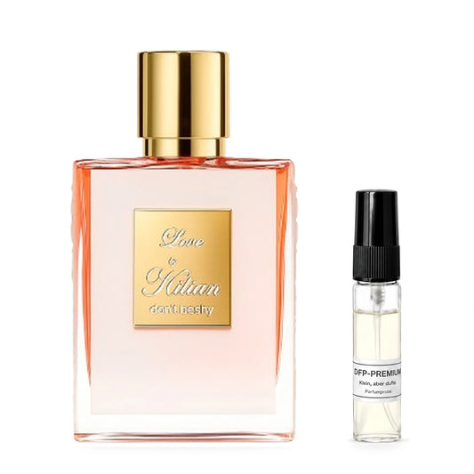 Kilian Love, Don’t Be Shy: Originalflakon neben einer DFP Parfumprobe im Glaszerstäuber mit schwarzer Kappe auf weissem Hintergrund.