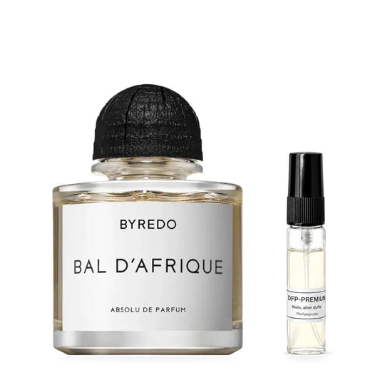 Byredo Bal d'Afrique Absolu de Parfum: Originalflakon neben einer DFP Parfumprobe im Glaszerstäuber mit schwarzer Kappe auf weissem Hintergrund.