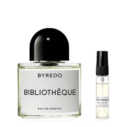 Byredo Bibliothèque: Originalflakon neben einer DFP Parfumprobe im Glaszerstäuber mit schwarzer Kappe auf weissem Hintergrund.