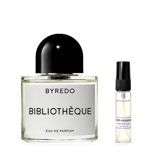Byredo Bibliothèque: Originalflakon neben einer DFP Parfumprobe im Glaszerstäuber mit schwarzer Kappe auf weissem Hintergrund.