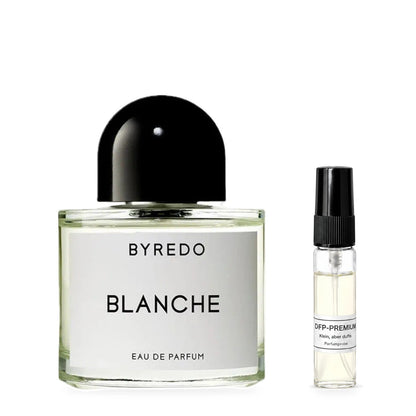 Byredo Blanche: Originalflakon neben einer DFP Parfumprobe im Glaszerstäuber mit schwarzer Kappe auf weissem Hintergrund.