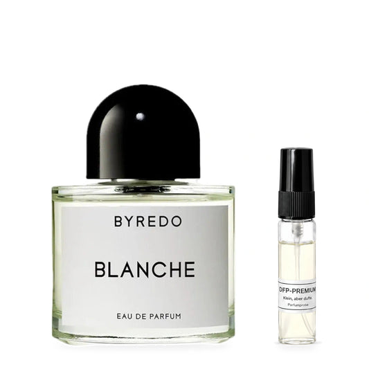 Byredo Blanche: Originalflakon neben einer DFP Parfumprobe im Glaszerstäuber mit schwarzer Kappe auf weissem Hintergrund.