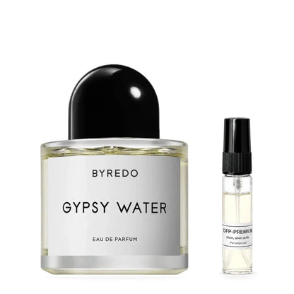 Byredo Gypsy Water: Originalflakon neben einer DFP Parfumprobe im Glaszerstäuber mit schwarzer Kappe auf weissem Hintergrund.