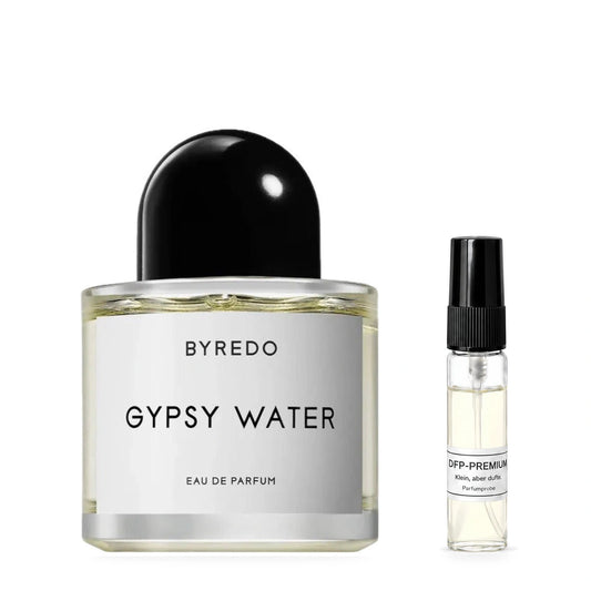 Byredo Gypsy Water: Originalflakon neben einer DFP Parfumprobe im Glaszerstäuber mit schwarzer Kappe auf weissem Hintergrund.