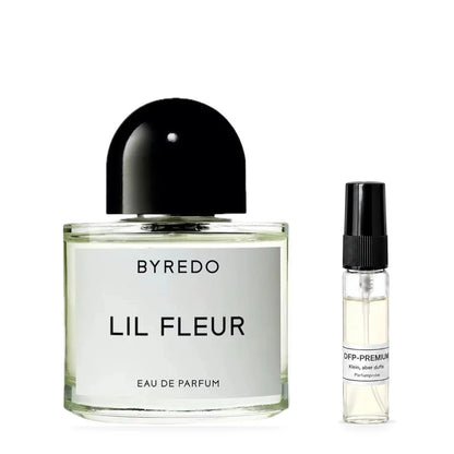 Byredo Lil Fleur: Originalflakon neben einer DFP Parfumprobe im Glaszerstäuber mit schwarzer Kappe auf weissem Hintergrund.