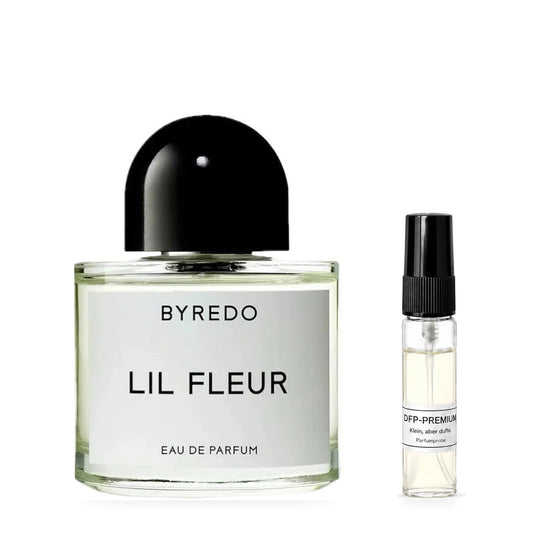 Byredo Lil Fleur: Originalflakon neben einer DFP Parfumprobe im Glaszerstäuber mit schwarzer Kappe auf weissem Hintergrund.