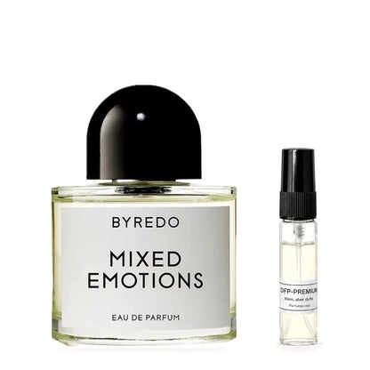 Byredo Mixed Emotions: Originalflakon neben einer DFP Parfumprobe im Glaszerstäuber mit schwarzer Kappe auf weissem Hintergrund.