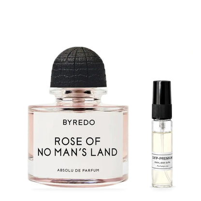 Byredo Rose of No Man’s Land Absolu: Originalflakon neben einer DFP Parfumprobe im Glaszerstäuber mit schwarzer Kappe auf weissem Hintergrund.