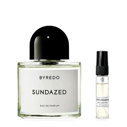 Byredo Sundazed: Originalflakon neben einer DFP Parfumprobe im Glaszerstäuber mit schwarzer Kappe auf weissem Hintergrund.