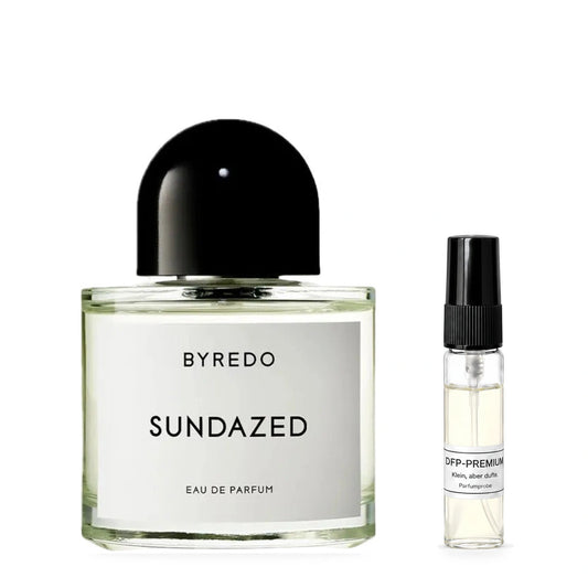 Byredo Sundazed: Originalflakon neben einer DFP Parfumprobe im Glaszerstäuber mit schwarzer Kappe auf weissem Hintergrund.