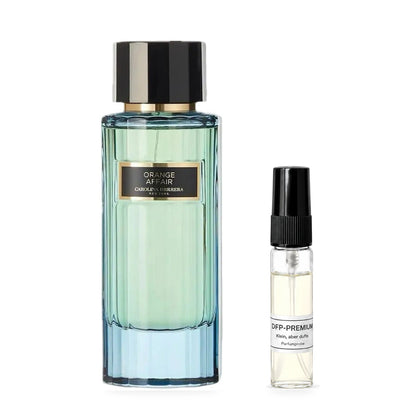 Carolina Herrera Orange Affair: Originalflakon neben einer DFP Parfumprobe im Glaszerstäuber mit schwarzer Kappe auf weissem Hintergrund.