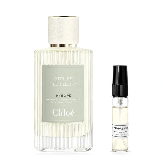 Chloé Atelier des Fleurs Hysope: Originalflakon neben einer DFP Parfumprobe im Glaszerstäuber mit schwarzer Kappe auf weissem Hintergrund.