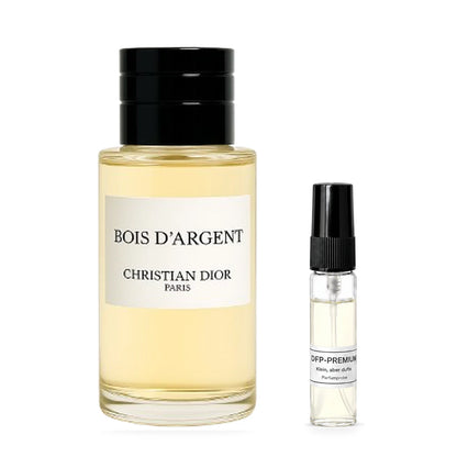 Christian Dior Bois d’Argent: Originalflakon neben einer DFP Parfumprobe im Glaszerstäuber mit schwarzer Kappe auf weissem Hintergrund.