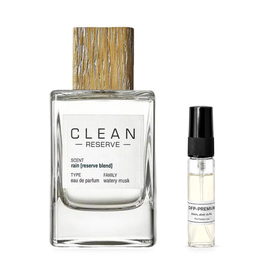 Clean Reserve Rain: Originalflakon neben einer DFP Parfumprobe im Glaszerstäuber mit schwarzer Kappe auf weissem Hintergrund.