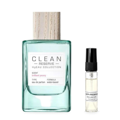 Clean Reserve H2EAU Brilliant Peony: Originalflakon neben einer DFP Parfumprobe im Glaszerstäuber mit schwarzer Kappe auf weissem Hintergrund.