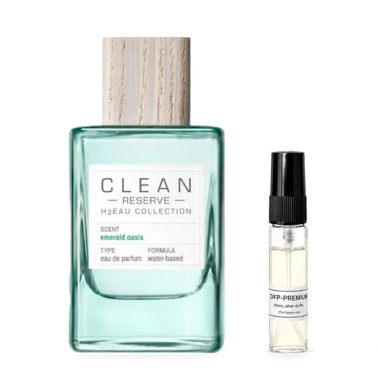 Clean Reserve H2EAU Emerald Oasis: Originalflakon neben einer DFP Parfumprobe im Glaszerstäuber mit schwarzer Kappe auf weissem Hintergrund.