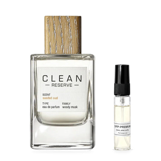 Clean Reserve Sueded Oud: Originalflakon neben einer DFP Parfumprobe im Glaszerstäuber mit schwarzer Kappe auf weissem Hintergrund.