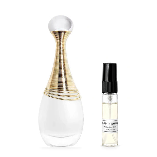 Dior J'adore Parfum d'Eau: Originalflakon neben einer DFP Parfumprobe im Glaszerstäuber mit schwarzer Kappe auf weissem Hintergrund.