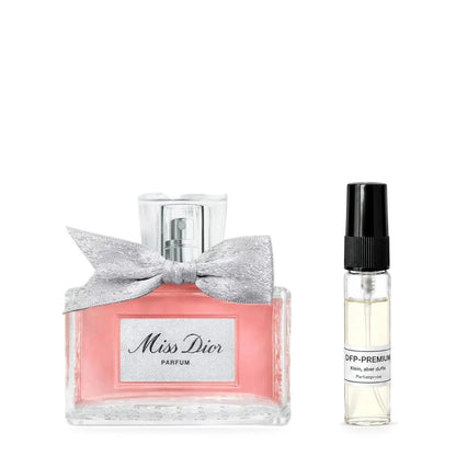 DIOR Miss Dior: Originalflakon neben einer DFP Parfumprobe im Glaszerstäuber mit schwarzer Kappe auf weissem Hintergrund.