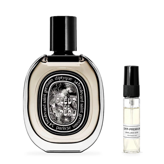 Diptyque Fleur de Peau: Originalflakon neben einer DFP Parfumprobe im Glaszerstäuber mit schwarzer Kappe auf weissem Hintergrund.