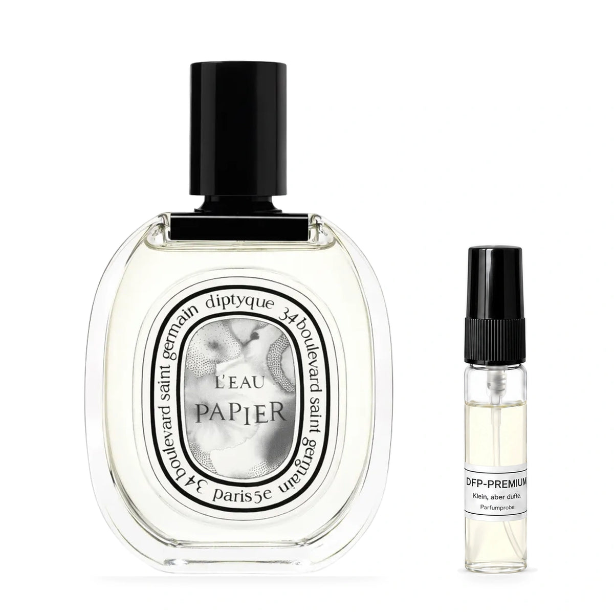Diptyque L’Eau Papier: Originalflakon neben einer DFP Parfumprobe im Glaszerstäuber mit schwarzer Kappe auf weissem Hintergrund.