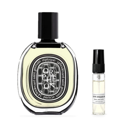 Diptyque Orphéon: Originalflakon neben einer DFP Parfumprobe im Glaszerstäuber mit schwarzer Kappe auf weissem Hintergrund.