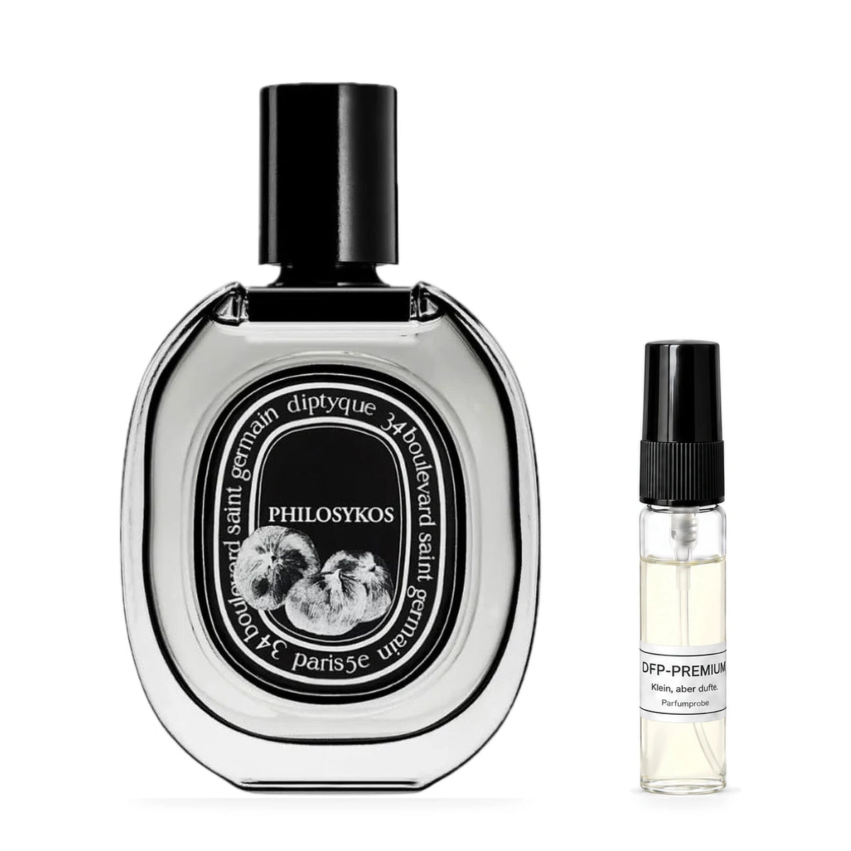 Diptyque Philosykos Eau de Parfum: Originalflakon neben einer DFP Parfumprobe im Glaszerstäuber mit schwarzer Kappe auf weissem Hintergrund.