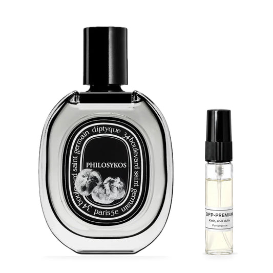 Diptyque Philosykos Eau de Parfum: Originalflakon neben einer DFP Parfumprobe im Glaszerstäuber mit schwarzer Kappe auf weissem Hintergrund.